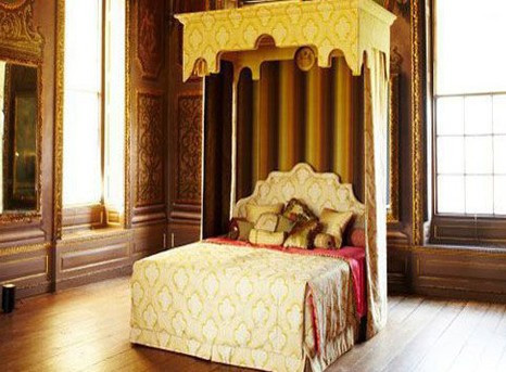 Chiếc giường có tên Royal Bed có giá 175.000 USD, cộng thêm phí đóng gói 1.920 USD và tiền vận chuyển bằng máy bay 9.600 USD. Về đến Việt Nam, ông Lê Ân phải đóng thêm thuế nhập khẩu gần 1,5 tỷ đồng. Tổng cộng, chiếc giường có giá gần 6 tỷ đồng.