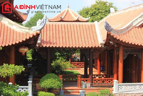 Nhiều người phải ngả ngón trước độ yêu chiều con gái của vị đại gia này. Ngôi nhà nằm trên khuôn viên gần 4.000m2. Chủ nhân đã bỏ ra 2.000m3 gỗ đinh hương, giáng hương và cẩm lai để dựng nhà.