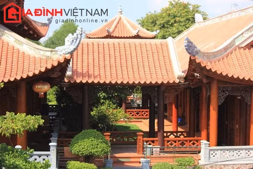 Nhiều người phải ngả ngón trước độ yêu chiều con gái của vị đại gia này. Ngôi nhà nằm trên khuôn viên gần 4.000m2. Chủ nhân đã bỏ ra 2.000m3 gỗ đinh hương, giáng hương và cẩm lai để dựng nhà.