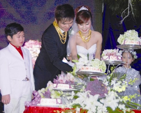 Đại gia Việt vung tiền cho con cái không phải chuyện lạ, nhất là ở những sự kiện quan trọng như cưới hỏi, sinh nhật. Đại gia Liễu Hà Tĩnh cũng từng khiến dư luận "phát sốt" khi chi 20 tỷ làm đám cưới cho con trai. Dàn siêu xe giá trị hàng chục tỷ đồng, những ca sĩ nổi tiếng hàng đầu Việt Nam đến biểu diễn ở đám cưới và cô dâu và chú rể còn ngập trong 60 cây vàng.