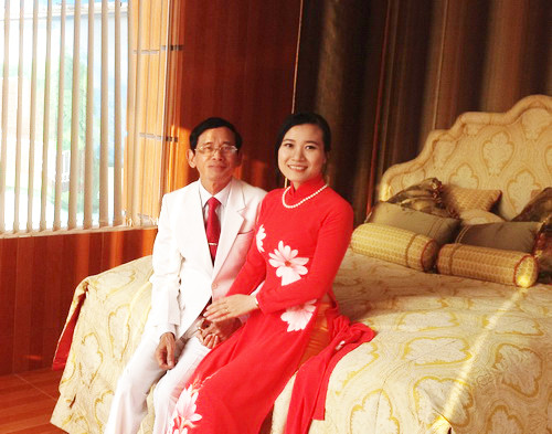 Chưa kể, đại gia này còn khiến dư luận được phen choáng váng khi mua chiếc giường hoàng gia Royal Bed cho vợ với tổng trị giá lên tới 6 tỷ đồng.