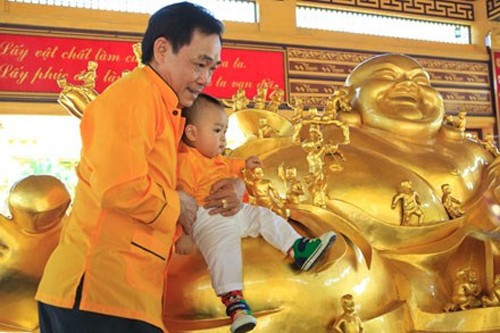 Đại gia Huỳnh Uy Dũng còn gọi là Dũng "lò vôi" là người không chỉ "ngông" trong lời nói mà còn cả trong những việc làm thực tế. Tháng 9/2013, đại gia này đã tuyên bố chuyển quyền sở hữu toàn bộ tài sản của mình cho con trai Huỳnh Hằng Hữu khi đó mới vừa tròn 1 tuổi.