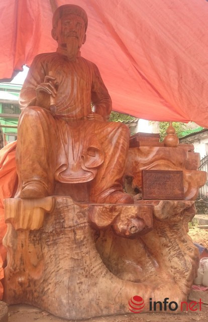Từ nguyên khối gỗ gù hương khổng lồ, một nghệ nhân đã tạc thành công tượng gỗ đại thi hào Nguyễn Du với kích thước lớn nhất Việt Nam. Hiện, theo thông tin báo Infonet thì chủ nhân bức tượng đang xin phép và chờ trưng bày tượng vào dịp kỷ niệm 250 năm ngày sinh của Đại thi hào Nguyễn Du tại xã Tiên Điền, huyện Nghi Xuân (Hà Tĩnh).