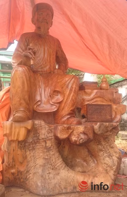 Từ nguyên khối gỗ gù hương khổng lồ, một nghệ nhân đã tạc thành công tượng gỗ đại thi hào Nguyễn Du với kích thước lớn nhất Việt Nam. Hiện, theo thông tin báo Infonet thì chủ nhân bức tượng đang xin phép và chờ trưng bày tượng vào dịp kỷ niệm 250 năm ngày sinh của Đại thi hào Nguyễn Du tại xã Tiên Điền, huyện Nghi Xuân (Hà Tĩnh).