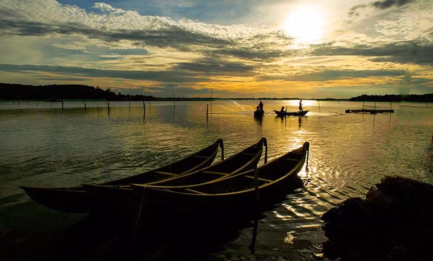 Ngoài ra, có thể chạy xe xuống chơi khu đầm Ô Loan -thuộc địa phận huyện Tuy An, dưới chân đèo Quán Cau, cách thành phố Tuy Hòa 20 km về phía Bắc. Cảnh vật càng trở nên thơ mộng vào lúc hoàng hôn.