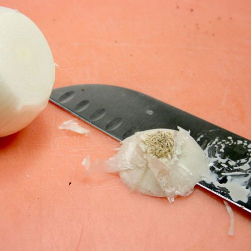 Với các bà nội trợ, hành tây đã được dùng để nấu ăn thì phần cuối có rễ của củ hành có thể tận dụng lại để trồng cây mới.