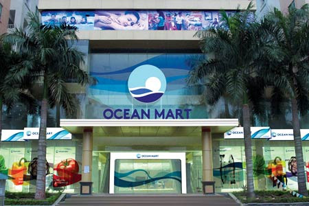 Trước thương vụ mua hệ thống Maximark, tháng 10/2014, Tập đoàn Vingroup mua lại 70% cổ phần Công ty Ocean Retail và đổi tên thành Công ty CP Siêu thị VinMart.