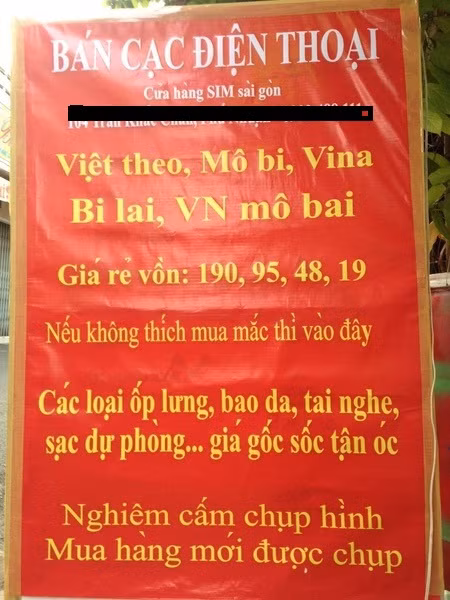 Biển cảnh báo khách chỉ được chụp hình khi đã mua card điện thoại "Việt theo, Bi lai, Mô bi"....