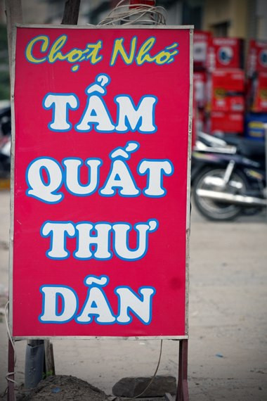 Tẩm quất thư dãn.... lỗi chính tả này có ở rất nhiều tấm biển quảng cáo trên đường Khuất Duy Tiến (Hà Nội).