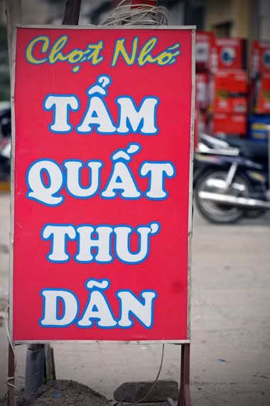 Tẩm quất thư dãn.... lỗi chính tả này có ở rất nhiều tấm biển quảng cáo trên đường Khuất Duy Tiến (Hà Nội).