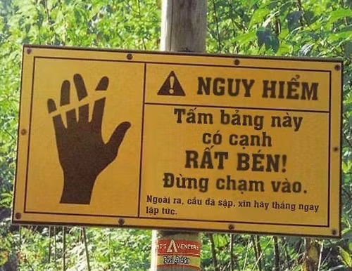 Thông tin quan trọng là "cầu đã sập" lại được viết cực nhỏ ở cuối biển báo.