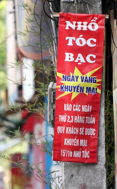 "Ngày vàng khuyến mại"... khách hàng được tăng thêm 15 phút/ 1 tiếng nhổ tóc.