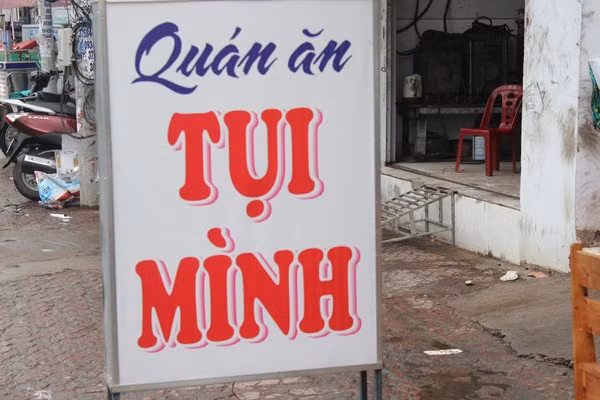 Tên quán trên biển quảng cáo khá gần gũi.