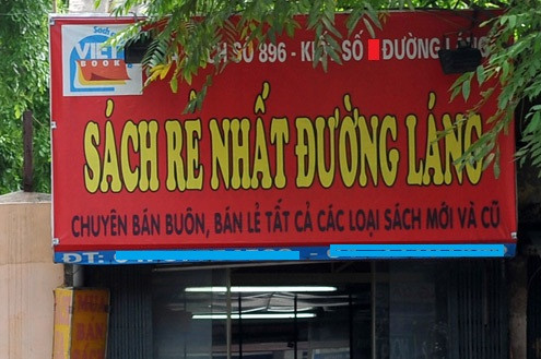 Tấm biển quảng cáo cam kết bán sách rẻ nhất đường Láng.