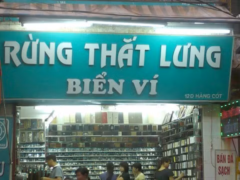 Để tạo điểm riêng, khách hàng ghi nhớ tên quán, các chủ cửa hàng chọn những cái tên thật "kêu" hoặc thật khác lạ để trưng lên biển quảng cáo. "Rừng thắt lưng/ biển ví" đủ để gây sự chú ý cho người đi đường.