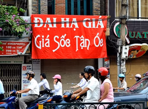 Các chủ cửa hàng luôn tìm mọi cách để lôi kéo sự chú ý của khách hàng bằng những dòng quảng cáo "không giống ai".