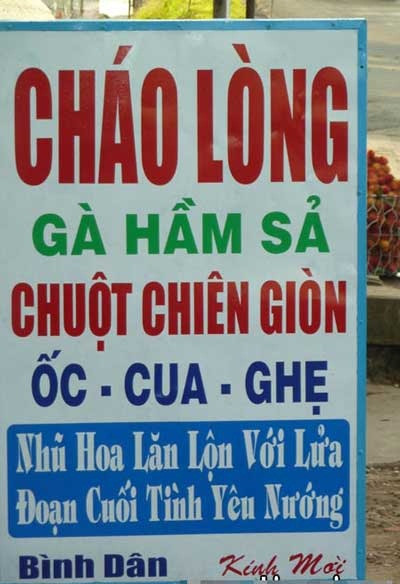 Một biển quảng cáo hài hước, gây sự chú ý với các món "Đoạn cuối tình yêu nướng", "Nhũ hoa lăn lộn với lửa".