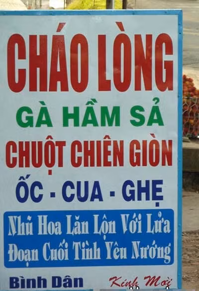 Một biển quảng cáo hài hước, gây sự chú ý với các món "Đoạn cuối tình yêu nướng", "Nhũ hoa lăn lộn với lửa".