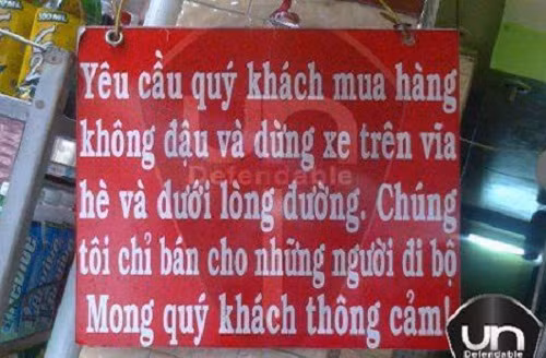Một tấm biển thông báo hài hước, "chỉ bán hàng cho khách đi bộ.