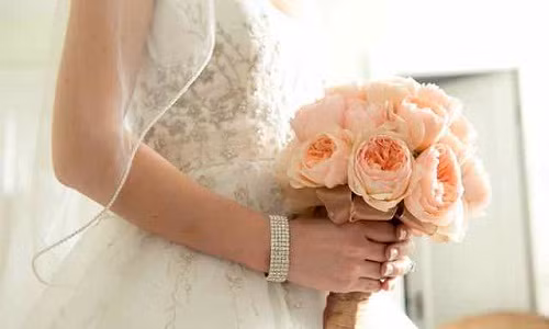 Tuy nhiên, hiện nay, loại hoa đắt đỏ này có mức giá mềm hơn, các cô dâu cần bỏ ra khoảng 50 USD cho một bông hồng Juliet Austin (khoảng hơn 1 triệu đồng). Chi phí mỗi bó hoa cưới từ loại hoa này cũng phải "ngốn" vài triệu đồng.