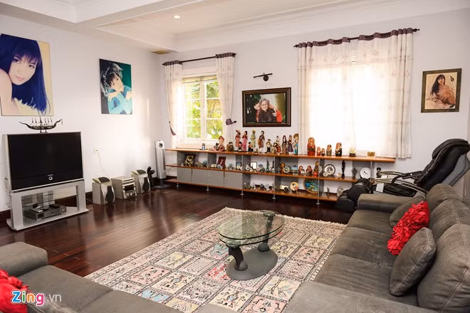 Phòng sinh hoạt chung của gia đình nằm ở tầng lửng. Nơi đây, Hiền Mai lưu giữ những kỷ niệm nhỏ xinh trong mỗi chuyến đi nước ngoài, những tấm ảnh thời trẻ của chị.