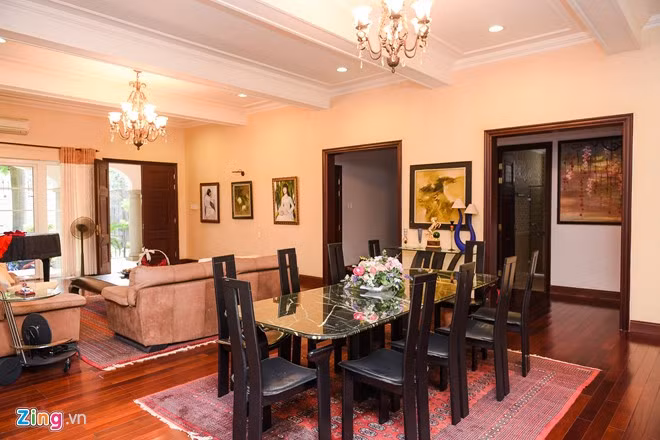 Phòng ăn nối liền với phòng khách, được chủ nhân tô điểm bằng những bức tranh, bình hoa. Hiền Mai cho biết, chị bị ghiền sắm đồ nhà bếp. Mỗi lần đi Mỹ, đồ chị mua nhiều nhất không phải quần áo, mỹ phẩm mà là chén bát.