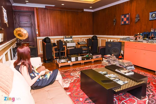 Vợ chồng Hiền Mai đầu tư hẳn phòng giải trí hiện đại với máy chiếu và dàn máy nghe nhạc. Vì thế, khách đến chơi có thể xem phim hoặc nghe những bản nhạc du dương.