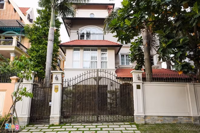 Xung quanh ngôi biệt thự của Hiền Mai được bao bọc bởi cây xanh. Hiền Mai chia sẻ: "Ngôi nhà chính là chốn bình yên, giúp xoa dịu những căng thẳng, áp lực trong cuộc sống. Khi về nhà, tôi trút bỏ tất cả, tận hưởng những giây phút thư giãn bên chồng con, đọc sách, chăm sóc cây cối."