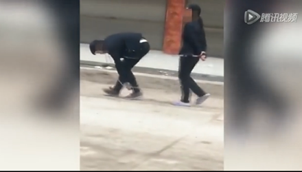 Me choi game, thanh nien bi me xich chan tay dieu pho