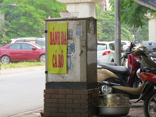 Bất chấp nguy hiểm hay làm mất mỹ quan đường phố, biển quảng cáo mọc ở khắp nơi.