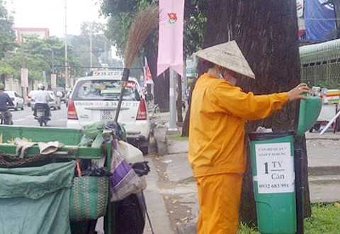 Thậm chí cả thùng rác bên vỉa hè cũng là nơi dán tờ quảng cáo.
