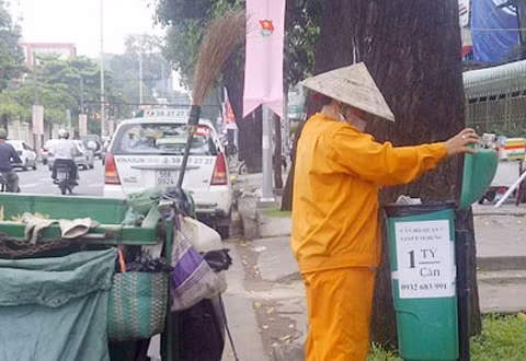 Thậm chí cả thùng rác bên vỉa hè cũng là nơi dán tờ quảng cáo.
