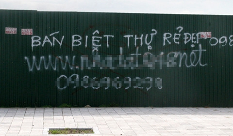 Hàng rào tôn ở các công trình xây dựng cũng không thoát khỏi thảm cảnh bị viết đủ thông tin quảng cáo.