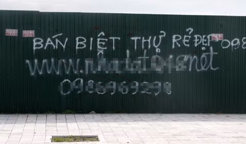 Hàng rào tôn ở các công trình xây dựng cũng không thoát khỏi thảm cảnh bị viết đủ thông tin quảng cáo.