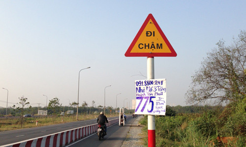 Cột biển báo giao thông cũng không tha...