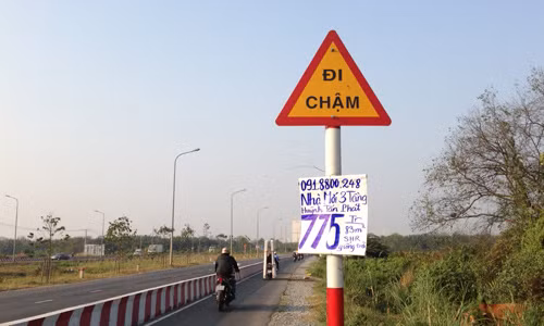 Cột biển báo giao thông cũng không tha...