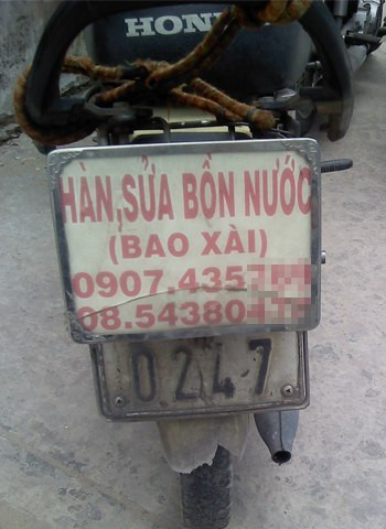 Phía sau xe máy cũng được tận dụng để treo biển quảng cáo.