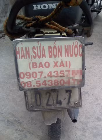 Phía sau xe máy cũng được tận dụng để treo biển quảng cáo.