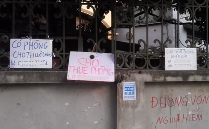 Một bờ rào chen chúc biển cho thuê phòng trọ.