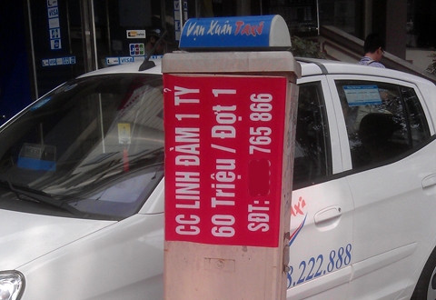 Tận dụng bất cứ vị trí nào, miễn là có thể gây được sự chú ý cho người đọc, những tấm biển quảng cáo có thể "đu bám" trên xe taxi.
