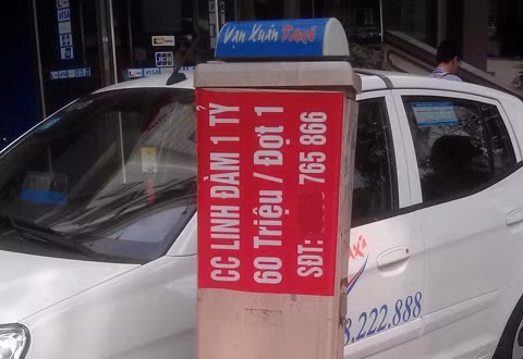 Bi hai bien quang cao treo o vi tri qua “hiem“