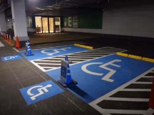 Bãi đỗ xe máy, xe đạp ước tính chứa 10.000 xe, bãi ô tô là 1000 xe. Trong đó, bãi đỗ xe của trung tâm thương mại có khu vực riêng cho người khuyết tật.