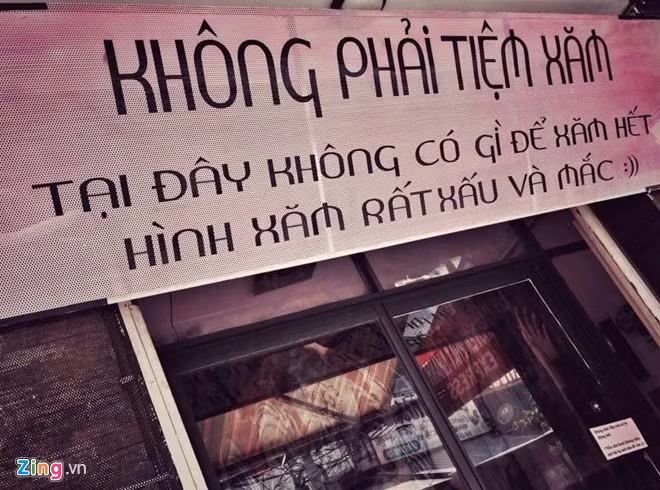Một tấm biển quảng cáo quái chiêu gây sự chú ý, tò mò cho khách hàng.