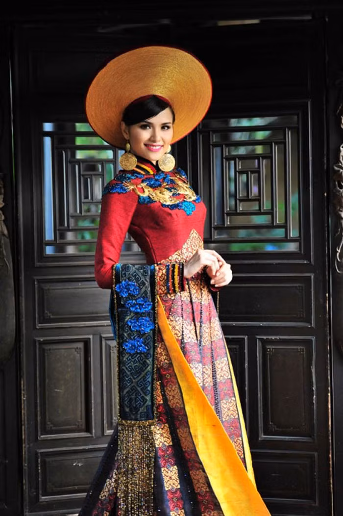 Bộ quốc phục của Diễm Hương vinh dự lọt vào Top 10 Trang phục dân tộc đẹp nhất trong cuộc thi Hoa hậu Hoàn vũ 2012 dựa trên cơ sở sự phù hợp văn hóa, về thiết kế, màu sắc và cách thí sinh trình diễn trên sân khấu.