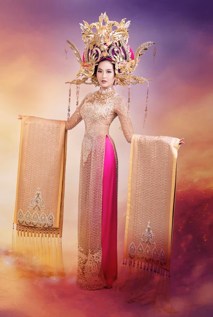 Lựa chọn tà áo dài truyền thống tham gia đấu trường nhan sắc quốc tế, Hoa khôi du lịch Đỗ Trần Khánh Ngân đã giành ngôi vị cao nhất tại cuộc thi Hoa hậu Hoàn cầu 2017.