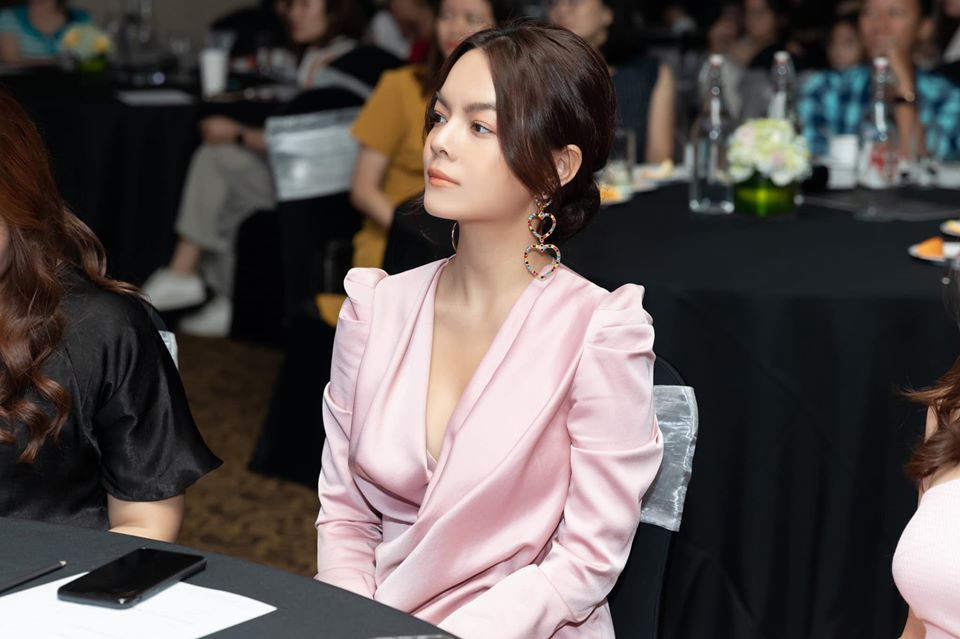 Nữ ca sĩ ngày càng chuộng các trang phục gợi cảm khoe vòng ngực siêu đẹp.