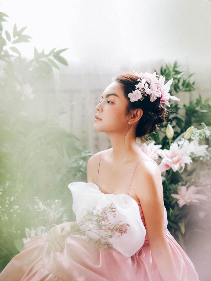 Sau khi ly hôn, bà mẹ 2 con không ngần chọn đầm hai dây, khoe thềm ngực căng đầy, gợi cảm.