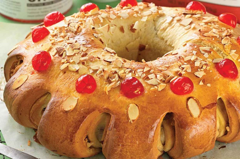 Rosca de Reyes được trang trí cùng một số loại mứt hoa quả. Thông thường, người Tây Ban Nha đặt một món đồ trang sức nhỏ hoặc đồng xu vào giữa chiếc bánh. Người dân quan niệm, nếu ai tìm thấy thứ được giấu trong bánh này sẽ gặp nhiều may mắn trong năm tới.