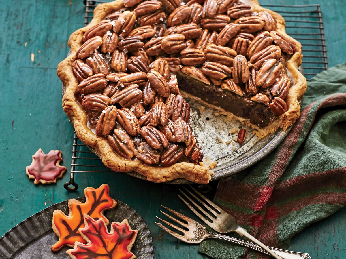 Hầu hết Pecan Pie đều có thêm muối và vani làm phụ gia. Ngoài ra, chocolate và rượu whisky ngô được thêm vào để tạo hương vị mới lạ cho món ăn này. Bánh thường được ăn kèm với kem tươi hoặc kem vani. Bên cạnh lễ Noel, Pecan Pie cũng được sử dụng trong dịp lễ Tạ ơn.