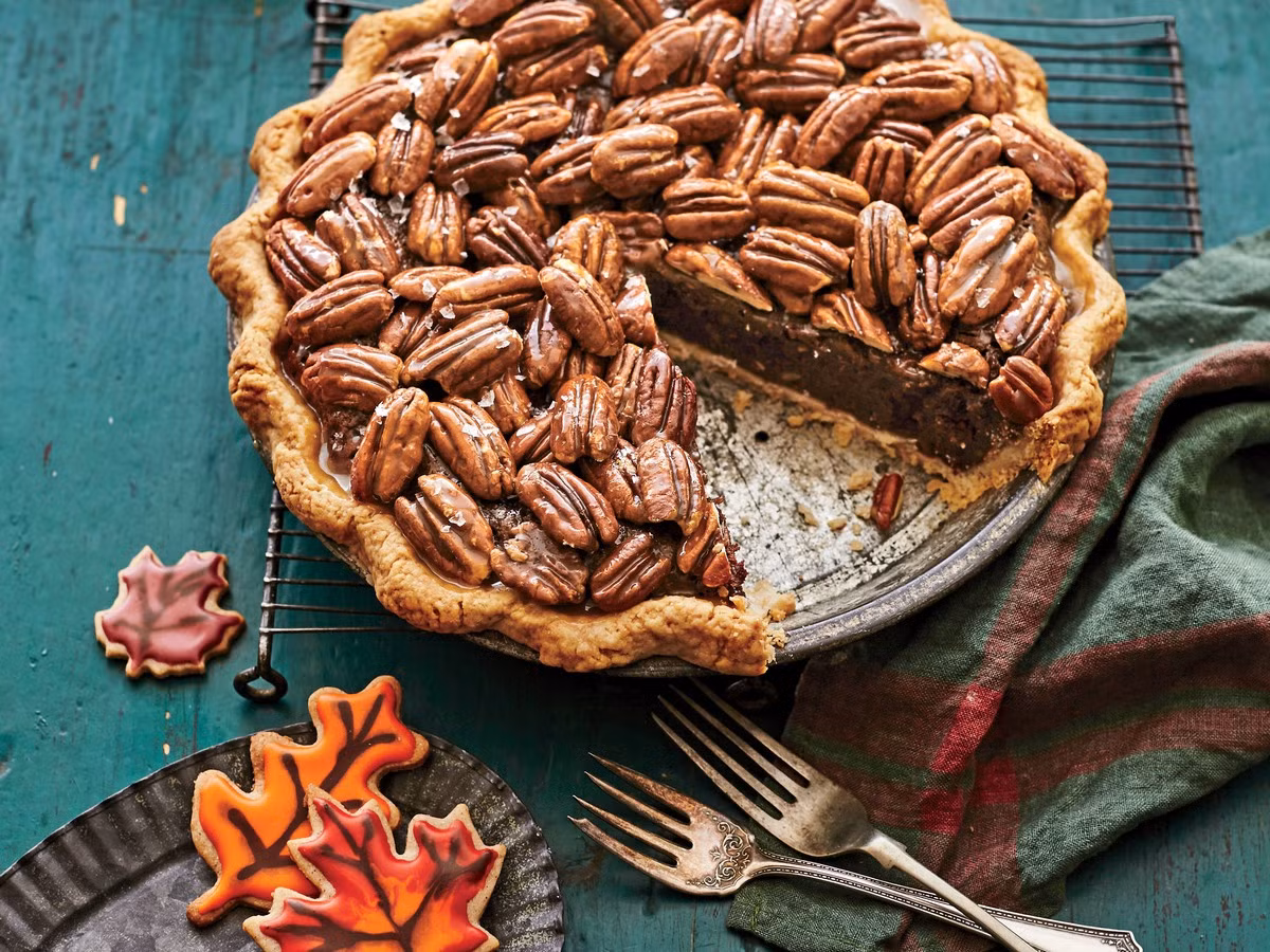 Hầu hết Pecan Pie đều có thêm muối và vani làm phụ gia. Ngoài ra, chocolate và rượu whisky ngô được thêm vào để tạo hương vị mới lạ cho món ăn này. Bánh thường được ăn kèm với kem tươi hoặc kem vani. Bên cạnh lễ Noel, Pecan Pie cũng được sử dụng trong dịp lễ Tạ ơn.